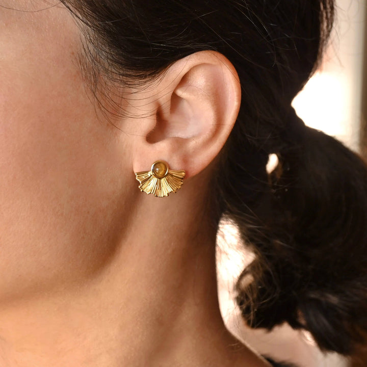 Medium fan earrings in vintage style with a gold-tone finish and tiger eye bead