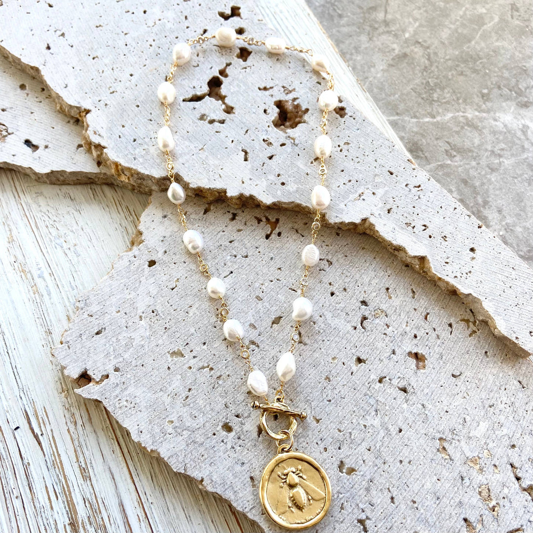 Queen bee pearl necklace