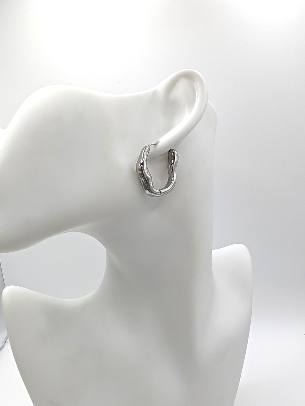 Darcy 18K Gold Oval Hoop Earrings Flânerie by MAIQ