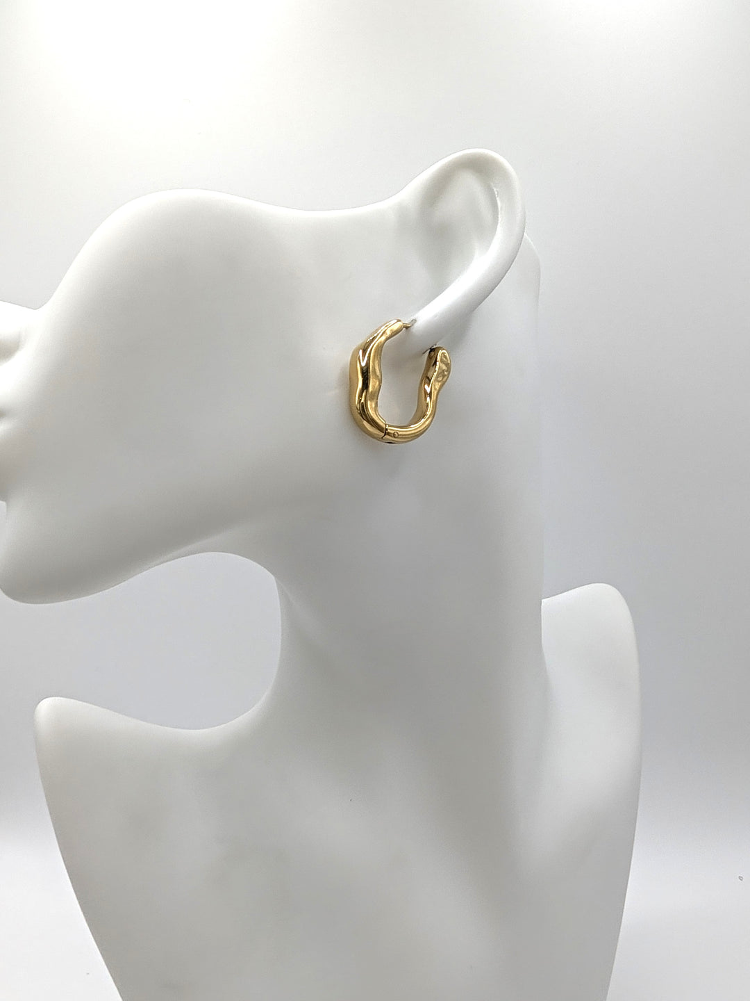 Darcy 18K Gold Oval Hoop Earrings Flânerie by MAIQ