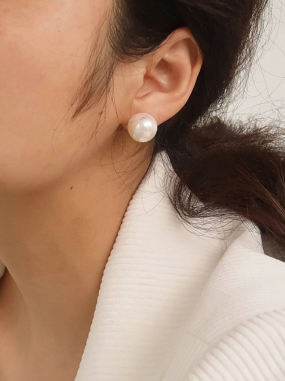 Amrae 18K gold non-tarnish classic pearl stud earrings with white pearls, post backs
