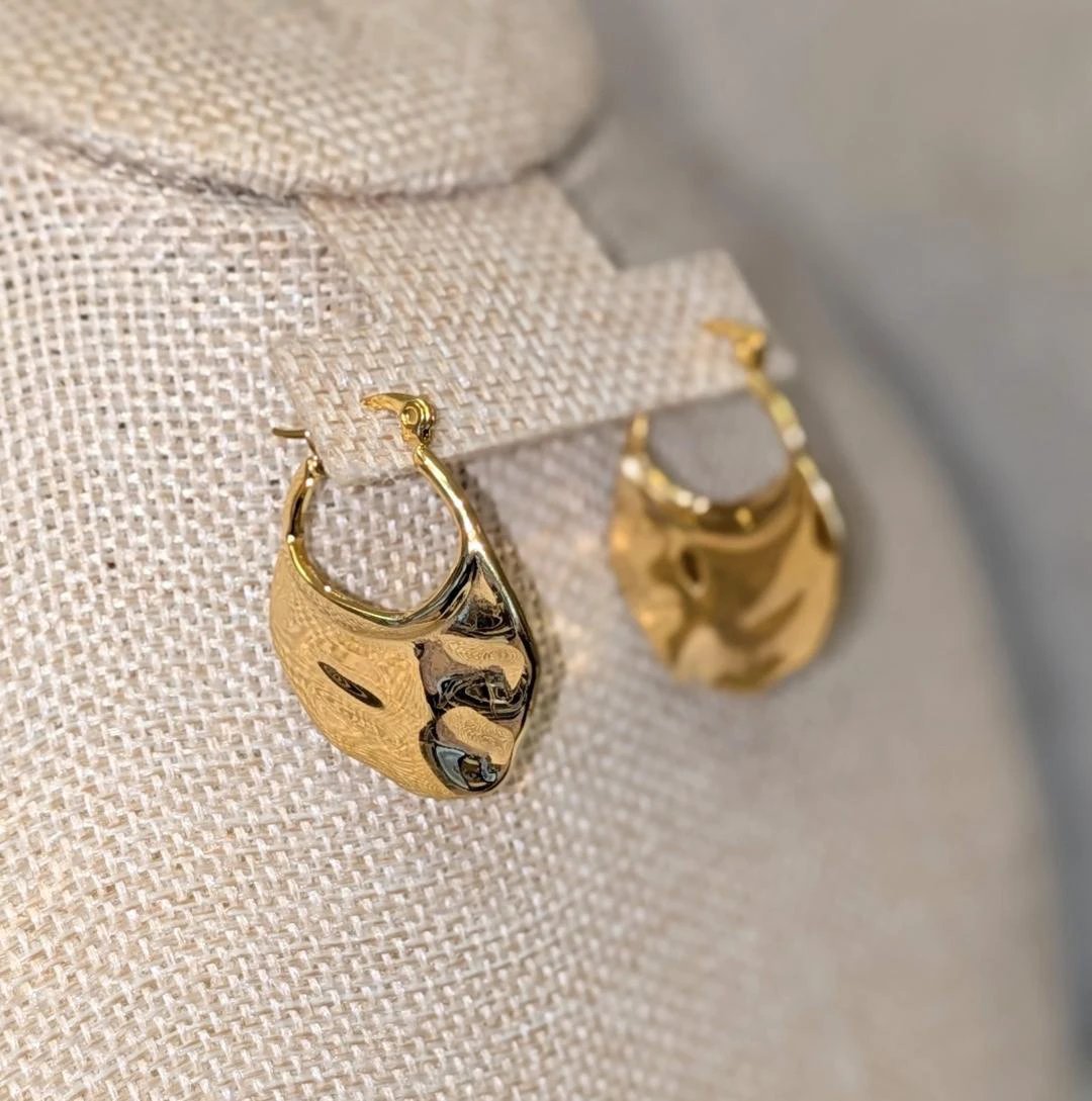 Jinni 18K gold non-tarnish classic hoop earrings, a pair with hammered finish.
