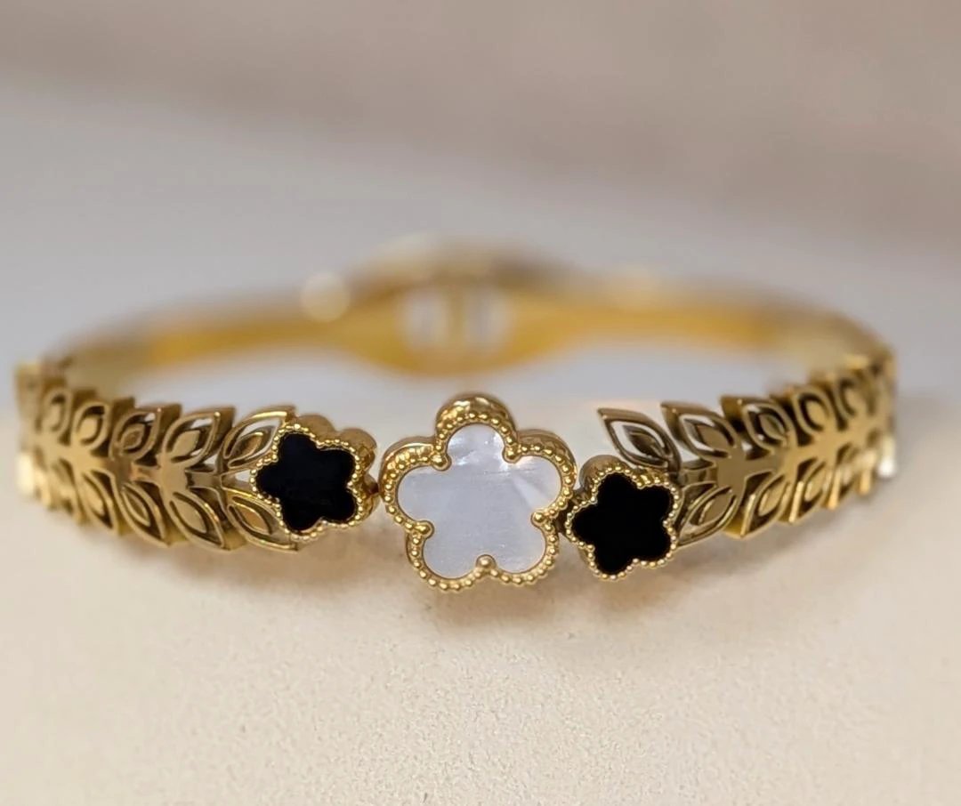 Flower Bracelet by Intensity, 18K gold-plated stainless steel with white and black clover charms